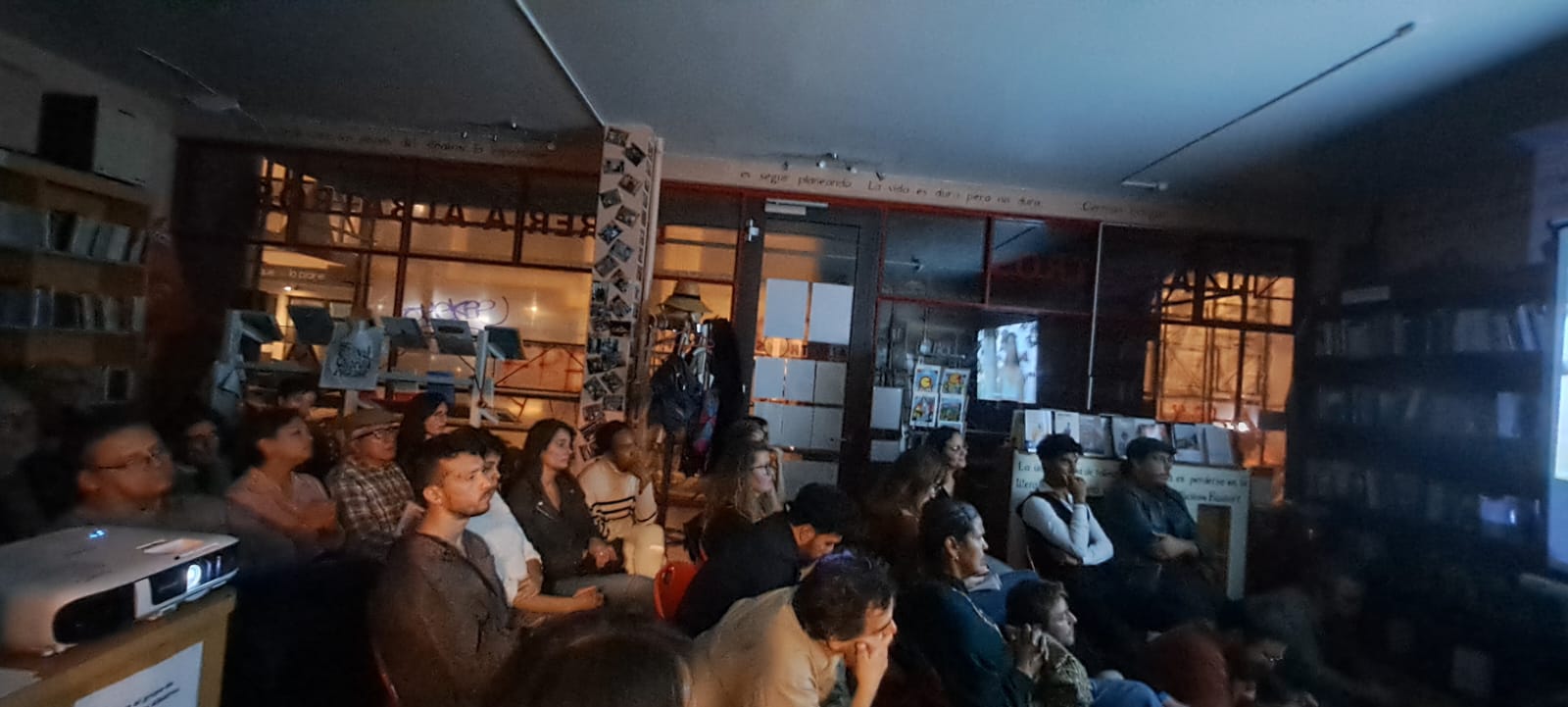 Vista amplia de un panel de discusión durante la edición 2024